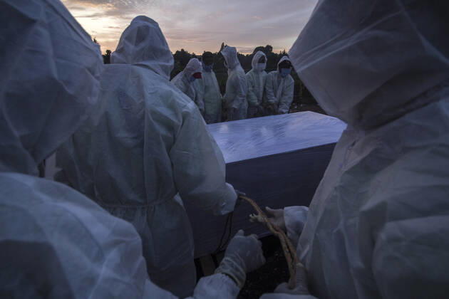 January 16, 2021, Jakarta, DKI Jakarta, Indonesia: Funeral workers wearing personal protective suits bury the bodies of covid-19 patients at Srengseng Sawah Public Cemetery, Jagakarsa, Jakarta. Recorded from today the number of covid patients continues to increase to 14,224 positive cases of Covid-19. Jakarta Indonesia - ZUMAz107 20210116_zip_z107_010 Copyright: xMuhammadxZaenuddinx