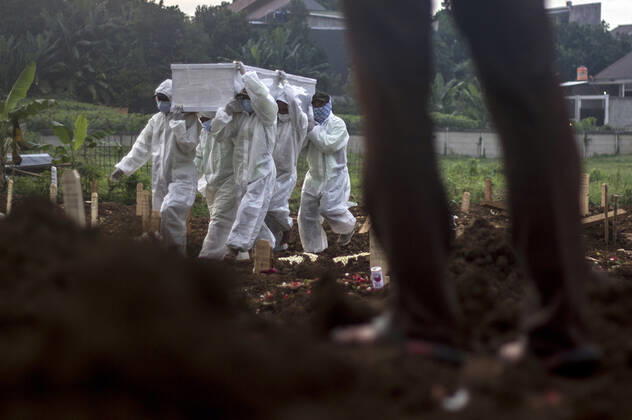 January 16, 2021, Jakarta, DKI Jakarta, Indonesia: Funeral workers wearing personal protective suits bury the bodies of covid-19 patients at Srengseng Sawah Public Cemetery, Jagakarsa, Jakarta. Recorded from today the number of covid patients continues to increase to 14,224 positive cases of Covid-19. Jakarta Indonesia - ZUMAz107 20210116_zip_z107_008 Copyright: xMuhammadxZaenuddinx