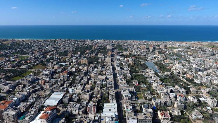 January 16, 2021, Deir Al-Balah, Gaza Strip, Palestinian Territory: This picture taken on January 16, 2021, shows an aerial view of the Deir al-Balah refugee camp in the central Gaza Strip, during a complete closure amid the spread of the Coronavirus COVID-19. In the Sixth week after the Ministry of Interior in Gaza City announced the comprehensive closure on Friday and Saturday of every week after the increase in cases infected with Coronavirus Deir Al-Balah Palestinian Territory - ZUMAap3_ 20210116_zaf_ap3_071 Copyright: xAshrafxAmrax