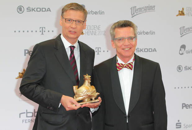 Goldene Henne 19.09.2012 Moderator Guenther Jauch, Preistraeger + Karl Ernst Thomas de Maiziere (CDU), Politiker, Bundesverteidigungsmnister, bei der Verleihung der - Goldene Henne - im Theater am Potsdamer Platz, Marlene-Dietrich-Platz 1, Berlin - 19.09.2012 -