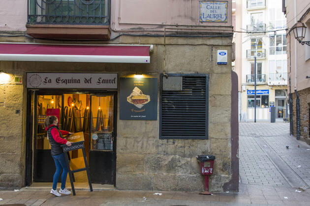 A waitress picks up her establishment at 5 p.m. on the day of the entry into force of new restrictions imposed by the government of La Rioja, in Logrono, La Rioja, (Spain), on 16 January 2021. From this 16th January onwards, shops, hotels and gyms will have to adapt their opening hours, this time at 5 pm. At this time of day, the closure of these establishments has been established as one of the new restrictions imposed by the Riojan government in view of the advance of the pandemic and the increase in contagion in the region. 16 JANUARY 2021 SHOW Fotografia LagenciaEP 01 16 2021 Logrono Logrono Spain Copyright: xSHOWxFotografiax 3520321