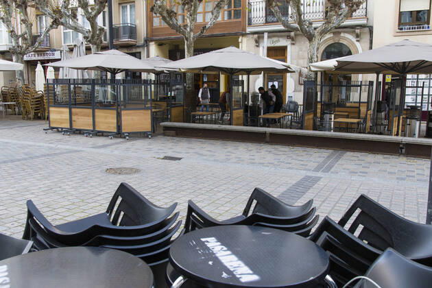 A waiter picks up his establishment at 5 p.m. on the day of the entry into force of new restrictions imposed by the government of La Rioja, in Logrono, La Rioja, (Spain), on 16 January 2020. From this 16th January onwards, shops, hotels and gyms will have to adapt their opening hours, this time at 5 pm. At that time of the day, the closure of these establishments has been established as one of the new restrictions imposed by the Riojan government in view of the advance of the pandemic and the increase in contagion in the region. 16 JANUARY 2021 SHOW Fotografia LagenciaEP 01 16 2021 Logrono Logrono Spain Copyright: xSHOWxFotografiax 3520341