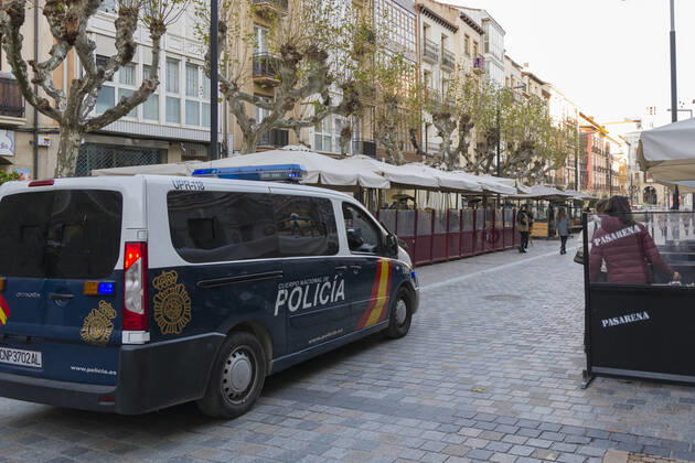 The National Police patrol next to a terrace at 5 p.m. on the day of the entry into force of new restrictions imposed by the government of La Rioja, in Logrono, La Rioja, Spain, on 16 January 2021. From this 16th of January, shops, hotels and gyms will have to adapt their schedules, this time at 5 pm. At this time of day, the closure of these establishments has been established as one of the new restrictions imposed by the Riojan Government in view of the advance of the pandemic and the increase in contagion in the region. 16 JANUARY 2021 SHOW Fotografia LagenciaEP 01 16 2021 Logrono Logrono Spain Copyright: xSHOWxFotografiax 3520344