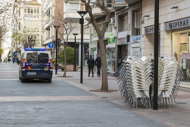 The streets of the capital of La Rioja at 5 p.m. on the day new restrictions imposed by the government of La Rioja came into force, in Logrono, La Rioja, (Spain), on 16 January 2021. From this 16th January onwards, shops, hotels and gyms will have to adapt their opening hours, this time at 5 p.m. At this time of day, the closure of these establishments has been established as one of the new restrictions imposed by the Riojan Government in view of the advance of the pandemic and the increase in contagion in the region. 16 JANUARY 2021 SHOW Fotografia LagenciaEP 01 16 2021 Logrono Logrono Spain Copyright: xSHOWxFotografiax 3520358