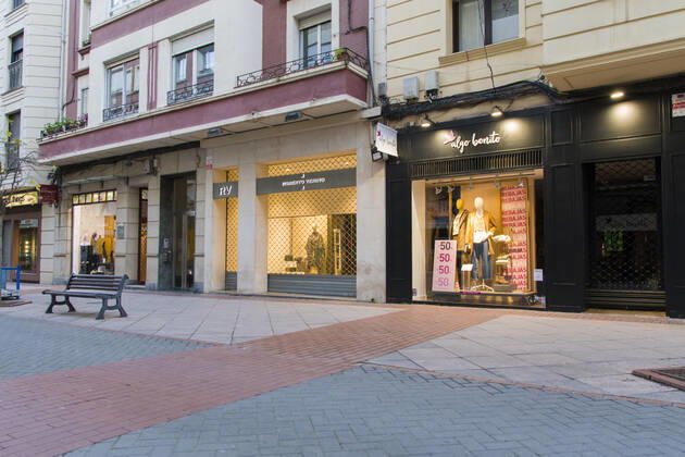 The streets of the capital of La Rioja at 5 p.m. on the day new restrictions imposed by the government of La Rioja came into force, in Logrono, La Rioja, (Spain), on 16 January 2021. From this 16th January onwards, shops, hotels and gyms will have to adapt their opening hours, this time at 5 p.m. At this time of day, the closure of these establishments has been established as one of the new restrictions imposed by the Riojan Government in view of the advance of the pandemic and the increase in contagion in the region. 16 JANUARY 2021 SHOW Fotografia LagenciaEP 01 16 2021 Logrono Logrono Spain Copyright: xSHOWxFotografiax 3520359