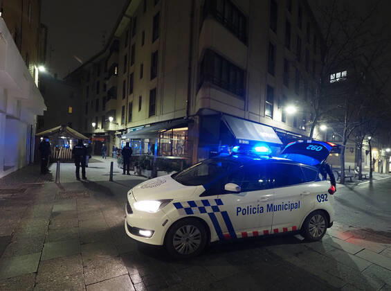 Streets of Valladolid on the day of the entry into force of the curfew at 20.00 due to the crisis of the coronavirus, in Valladolid, Castilla y Leon, (Spain), on January 16, 2021. The Junta de Castilla y Leon has decided to bring forward the curfew to 20.00 hours, to confine all the provinces and to limit the meetings in homes to four people as measures to try to alleviate the level of infections of this third wave of Covid-19 that has led to a situation of extreme gravity . 16 JANUARY 2021 Photogenic Pablo Requejo LagenciaEP 01 16 2021 Valladolid Valladolid Spain Copyright: xPhotogenic PabloxRequejox 3520382