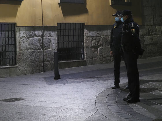 Police checks in Valladolid on the day of the entry into force of the curfew at 8 p.m. due to the coronavirus crisis, in Valladolid, Castilla y Leon, (Spain), on 16 January 2021. The Junta de Castilla y Leon has decided to bring forward the curfew to 20.00 hours, to confine all the provinces and to limit the meetings in homes to four people as measures to try to alleviate the level of infections of this third wave of Covid-19 that has led to a situation of extreme gravity . 16 JANUARY 2021 Photogenic Pablo Requejo LagenciaEP 01 16 2021 Valladolid Valladolid Spain Copyright: xPhotogenic PabloxRequejox 3520387