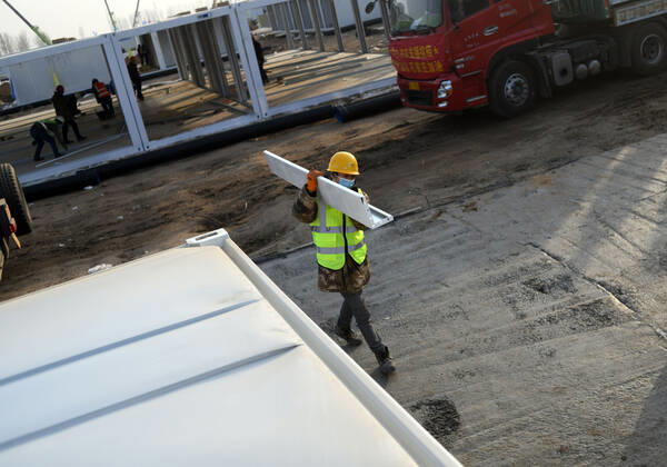 (210117) -- SHIJIAZHUANG, Jan. 17, 2021 -- Dai Bin works at the construction site of the Huangzhuang apartment isolation site in Shijiazhuang, north China s Hebei Province, Jan. 16, 2021. Dai Bin, a 33-year-old builder, had participated in the construction of portable buildings in Wuhan when the city was hit hard by COVID-19 during the Spring Festival of 2020. After Wuhan lifted its outbound traffic restriction, Dai Bin came to Shijiazhuang to work as a carpenter. At the start of 2021, the Huangzhuang apartment isolation site project, located at the junction of Zhengding County and Gaocheng District in Shijiazhuang, was launched. He once again embarked on the course of fighting the epidemic and worked with his colleagues day and night t