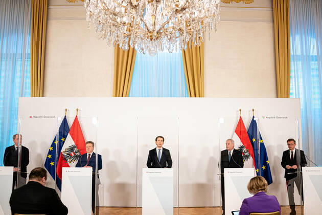 Wien 17.01.2021, Bundeskanzleramt, Wien, AUT, Bundesregierung, Pressekonferenz Aktuelles zu Corona zu neuen Massnahmen und Lockdown-Verlaengerung, im Bild v. l. Oswald Wagner (MedUni Wien), Michael Ludwig (SPOe), Sebastian Kurz (OeVP), Hermann Schuetzenhoefer(OeVP), Rudolf Anschober (Gruene) during a press conference News about corona on new measures and lockdown extension at the federal chancellery in Vienna, Austria on 2021 01 17.