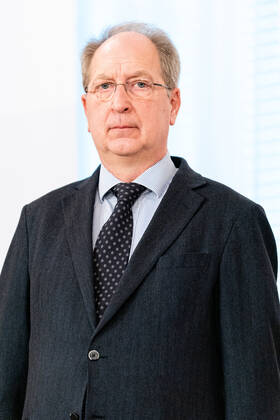Wien 17.01.2021, Bundeskanzleramt, Wien, AUT, Bundesregierung, Pressekonferenz Aktuelles zu Corona zu neuen Massnahmen und Lockdown-Verlaengerung, im Bild Oswald Wagner (MedUni Wien) during a press conference News about corona on new measures and lockdown extension at the federal chancellery in Vienna, Austria on 2021 01 17.
