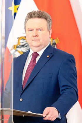 Wien 17.01.2021, Bundeskanzleramt, Wien, AUT, Bundesregierung, Pressekonferenz Aktuelles zu Corona zu neuen Massnahmen und Lockdown-Verlaengerung, im Bild Michael Ludwig (SPOe) during a press conference News about corona on new measures and lockdown extension at the federal chancellery in Vienna, Austria on 2021 01 17.