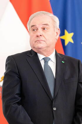 Wien 17.01.2021, Bundeskanzleramt, Wien, AUT, Bundesregierung, Pressekonferenz Aktuelles zu Corona zu neuen Massnahmen und Lockdown-Verlaengerung, im Bild Hermann Schuetzenhoefer(OeVP) during a press conference News about corona on new measures and lockdown extension at the federal chancellery in Vienna, Austria on 2021 01 17.