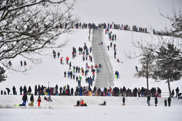 Auf dem Riemer Berg im Riemer Park in Muenchen tummeln sich Schlittenfahrer nach neuerlichem Schneefall dichtgedraengt am 17.01.2021.Coronaregeln werden nicht eingehalten.