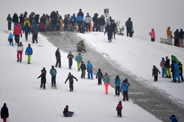 Auf dem Riemer Berg im Riemer Park in Muenchen tummeln sich Schlittenfahrer nach neuerlichem Schneefall dichtgedraengt am 17.01.2021.Coronaregeln werden nicht eingehalten.