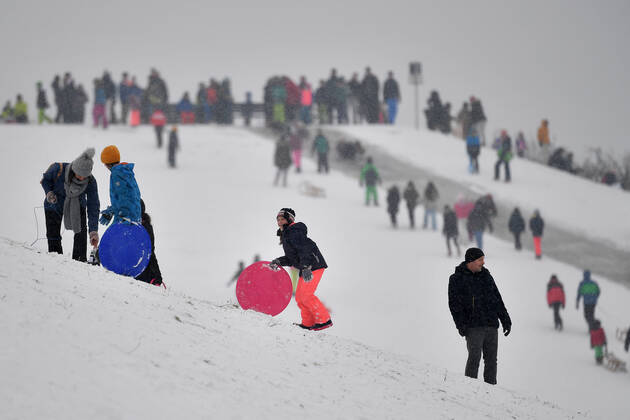 Auf dem Riemer Berg im Riemer Park in Muenchen tummeln sich Schlittenfahrer nach neuerlichem Schneefall dichtgedraengt am 17.01.2021.Coronaregeln werden nicht eingehalten.