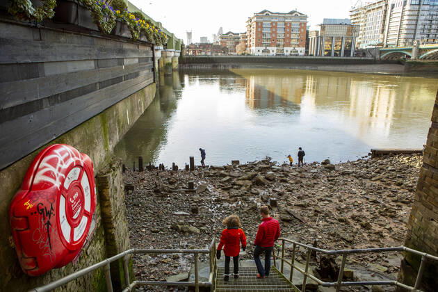 January 17, 2021, London, United Kingdom: People going to the Thames river banks during the Covid-19 lockdown in London. London United Kingdom - ZUMAs197 20210117_zaa_s197_032 Copyright: xPietroxRecchiax