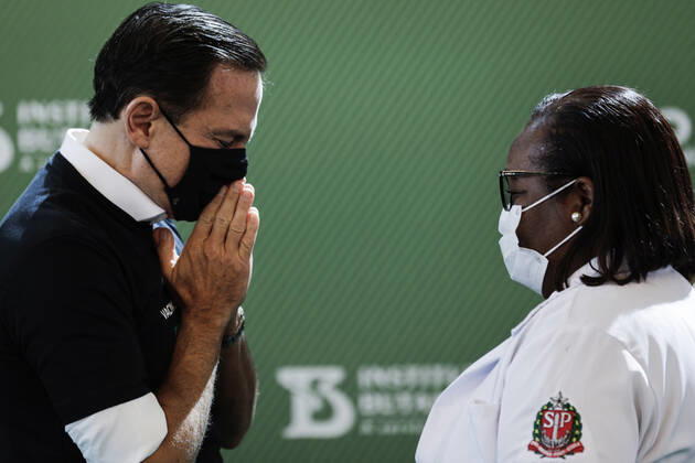 News Bilder des Tages January 17, 2021, Sao Paulo, SP, Brazil: The National Health Surveillance Agency (ANVISA) approved the emergency use of the CoronaVac and Oxford AstraZeneca vaccines in Brazil. The governor of Sao Paulo, JOAO DORIA, followed the vaccination of nurse MONICA CALAZANS, 54, the first citizen to be immunized in the country. Sao Paulo Brazil - ZUMAc168 20210117_zap_c168_002 Copyright: xMarceloxChellox