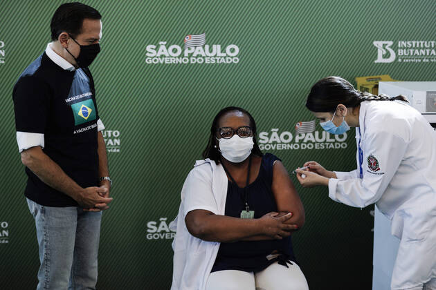 January 17, 2021, Sao Paulo, SP, Brazil: The National Health Surveillance Agency (ANVISA) approved the emergency use of the CoronaVac and Oxford AstraZeneca vaccines in Brazil. The governor of Sao Paulo, JOAO DORIA, followed the vaccination of nurse MONICA CALAZANS, 54, the first citizen to be immunized in the country. Sao Paulo Brazil - ZUMAc168 20210117_zap_c168_003 Copyright: xMarceloxChellox