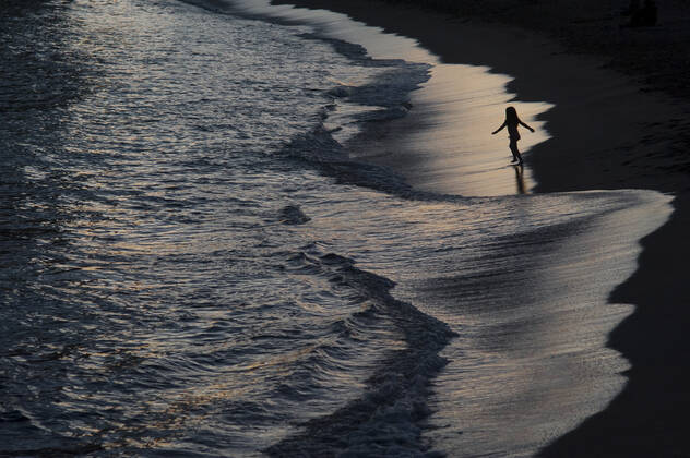 News Bilder des Tages January 17, 2021, Barcelona, Catalonia, Spain: Despite winter temperatures, a child plays with the waves on the Nova Icaria beach in Barcelona at Sunday dusk. Imposed municipal lockdown to fight the spread of the coronavirus third wave in the Catalan region bans people leaving it s own city or town limits. Barcelona Spain - ZUMAb137 20210117_zap_b137_002 Copyright: xJordixBoixareux