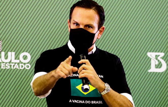 SÃO PAULO, SP - 17.01.2021: ANVISA ANALISA APROVAÇÃO VACINA NO BRASIL - With the approval of the emergency use of vaccines against coronavirus (Covid-19), by the National Health Surveillance Agency, this Sunday (17), health agents begin to be vaccinated with Coronavac from the Butantan Institute in partnership with the Chinese pharmaceutical company Sinovac . In the photo, health agents line up to get the vaccine at the Hospital das Clinicas salon in São Paulo. In the photo, Governor João Doria during a press conference. x2019453x  ElianexNeves