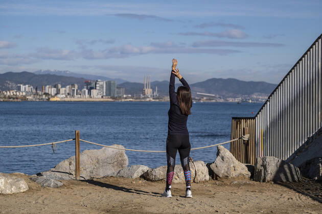January 17, 2021, Barcelona, Catalonia, Spain: A person wearing sportswear is seen stretching on Sant Sebastian Beach..With public sports centers and gyms closed due to the increase in Covid-19 infections, many individual and social sports activity is taking place in public space such as open areas near the beaches. Barcelona Spain - ZUMAs197 20210117_zaa_s197_061 Copyright: xPacoxFreirex