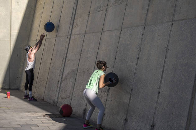 January 17, 2021, Barcelona, Catalonia, Spain: Two people are seen participating . an outdoor bodybuilding class on the Passeig del Mare Nostrum breakwater..With public sports centers and gyms closed due to the increase in Covid-19 infections, many individual and social sports activity is taking place in public space such as open areas near the beaches. Barcelona Spain - ZUMAs197 20210117_zaa_s197_063 Copyright: xPacoxFreirex