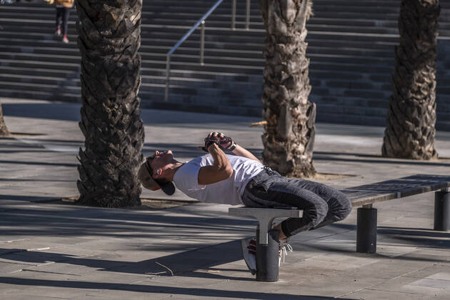 January 17, 2021, Barcelona, Catalonia, Spain: A man wearing sportswear is seen doing sit-ups using street furniture in the Plaza de la Rosa de los Vientos..With public sports centers and gyms closed due to the increase in Covid-19 infections, many individual and social sports activity is taking place in public space such as open areas near the beaches. Barcelona Spain - ZUMAs197 20210117_zaa_s197_065 Copyright: xPacoxFreirex