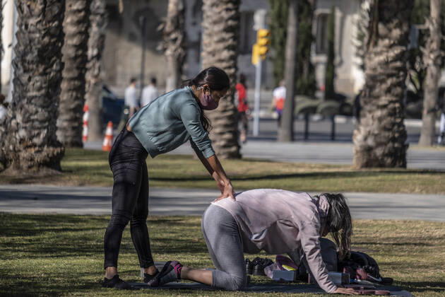 January 17, 2021, Barcelona, Catalonia, Spain: Two people wearing sportswear are seen stretching in the garden area of the Plaza de la Rosa de los Vientos..With public sports centers and gyms closed due to the increase in Covid-19 infections, many individual and social sports activity is taking place in public space such as open areas near the beaches. Barcelona Spain - ZUMAs197 20210117_zaa_s197_067 Copyright: xPacoxFreirex