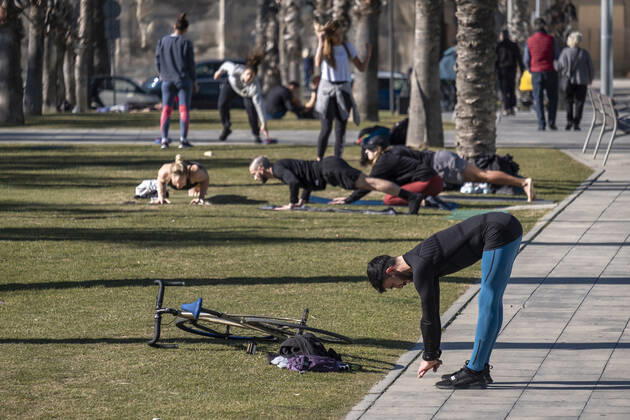 January 17, 2021, Barcelona, Catalonia, Spain: A man dress up in sportswear is seen stretching in the Plaza de la Rosa de los Vientos..With public sports centers and gyms closed due to the increase in Covid-19 infections, many individual and social sports activity is taking place in public space such as open areas near the beaches. Barcelona Spain - ZUMAs197 20210117_zaa_s197_070 Copyright: xPacoxFreirex