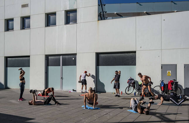 January 17, 2021, Barcelona, Catalonia, Spain: A group of people is seen participating an outdoor bodybuilding class on Passeig del Mare Nostrum..With public sports centers and gyms closed due to the increase in Covid-19 infections, many individual and social sports activity is taking place in public space such as open areas near the beaches. Barcelona Spain - ZUMAs197 20210117_zaa_s197_059 Copyright: xPacoxFreirex