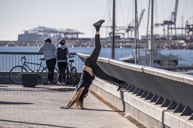 January 17, 2021, Barcelona, Catalonia, Spain: A woman in sportswear is seen stretching using a handrail in the Plaza de la Rosa de los Vientos..With public sports centers and gyms closed due to the increase in Covid-19 infections, many individual and social sports activity is taking place in public space such as open areas near the beaches. Barcelona Spain - ZUMAs197 20210117_zaa_s197_068 Copyright: xPacoxFreirex