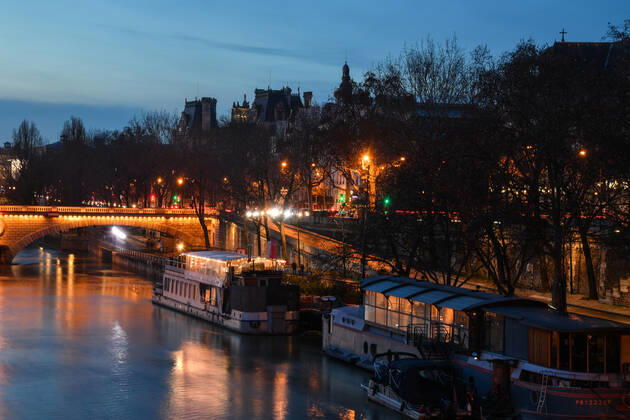 Couvre feu avance a 18h - Paris á France NEWS : Couvre feu avance a 18h - Paris - 17 01 2021 LionelUrman Panoramic 