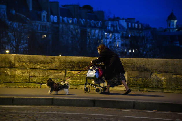 News Bilder des Tages Couvre feu avance a 18h - Paris Â· France NEWS : Couvre feu avance a 18h - Paris - 17 01 2021 LionelUrman Panoramic 