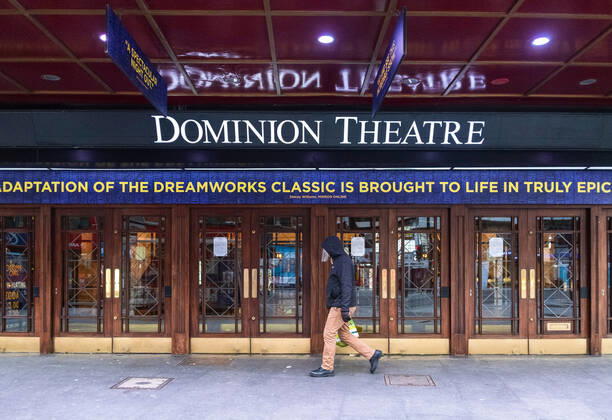 January 17, 2021, London, United Kingdom: A man wearing a face mask passing Dominion Theatre in London. Latest Covid-19 lockdown slams UK business owners. London United Kingdom - ZUMAs197 20210117_zaa_s197_136 Copyright: xMayxJamesx