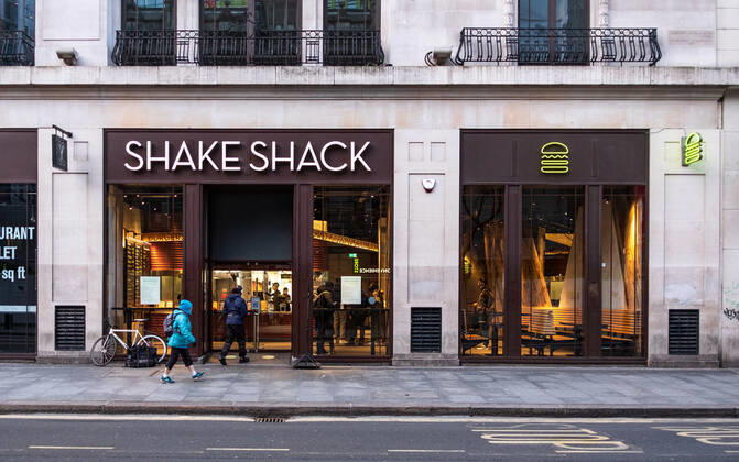 January 18, 2021, London, United Kingdom: People queuing outside Shake Shack in London. Latest Covid-19 lockdown slams UK business owners. London United Kingdom - ZUMAs197 20210118_zaa_s197_006 Copyright: xMayxJamesx