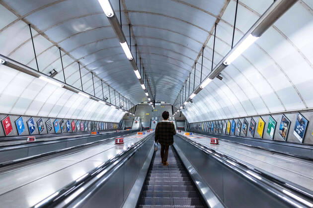 January 18, 2021, London, United Kingdom: A man seen alone on the subway escalator in London. London United Kingdom - ZUMAs197 20210118_zaa_s197_008 Copyright: xMayxJamesx