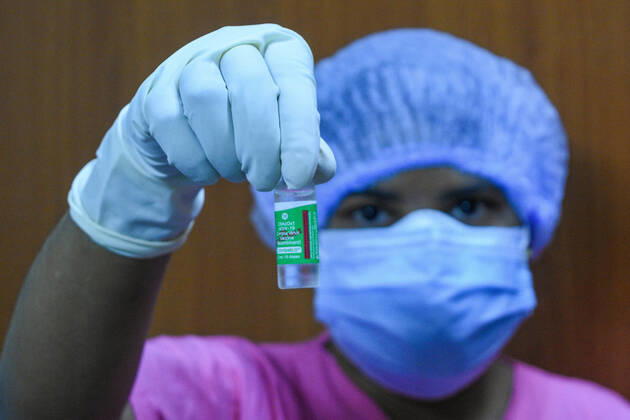 News Bilder des Tages January 18, 2021, Kolkata, West Bengal, India: A health worker showing a vile of COVISHIELD vaccine.India started the world s largest COVID-19 vaccination campaign on 16th of January 2021. Today marked the second day of the drive.As of now COVISHIELD and COVAXIN are the two authorised vaccine that is approved by the governemtn for emergency use. With this , the authorities targets to inoculate 300 million people in the first phase of the drive. Kolkata India - ZUMAc211 20210118_zip_c211_001 Copyright: xDebarchanxChatterjeex