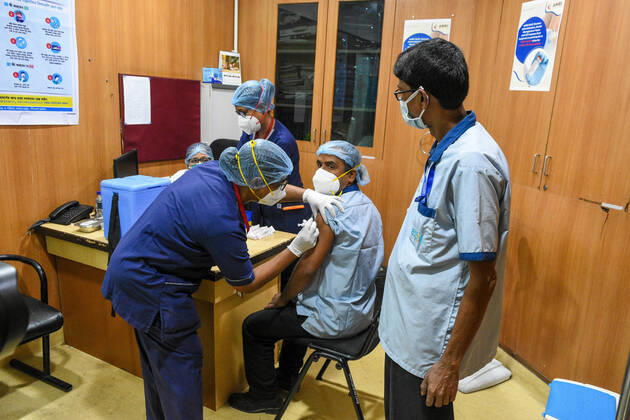 January 18, 2021, Kolkata, West Bengal, India: India started the world s largest COVID-19 vaccination campaign on 16th of January 2021. Today marked the second day of the drive.As of now COVISHIELD and COVAXIN are the two authorised vaccine that is approved by the governemtn for emergency use. With this , the authorities targets to inoculate 300 million people in the first phase of the drive. Kolkata India - ZUMAc211 20210118_zip_c211_009 Copyright: xDebarchanxChatterjeex