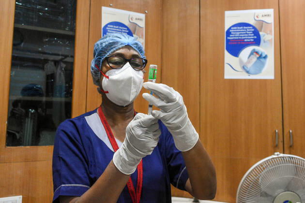 January 18, 2021, Kolkata, West Bengal, India: A health worker preparing a dose of COVISHIELD for vaccination.India started the world s largest COVID-19 vaccination campaign on 16th of January 2021. Today marked the second day of the drive.As of now COVISHIELD and COVAXIN are the two authorised vaccine that is approved by the governemtn for emergency use. With this , the authorities targets to inoculate 300 million people in the first phase of the drive. Kolkata India - ZUMAc211 20210118_zip_c211_010 Copyright: xDebarchanxChatterjeex
