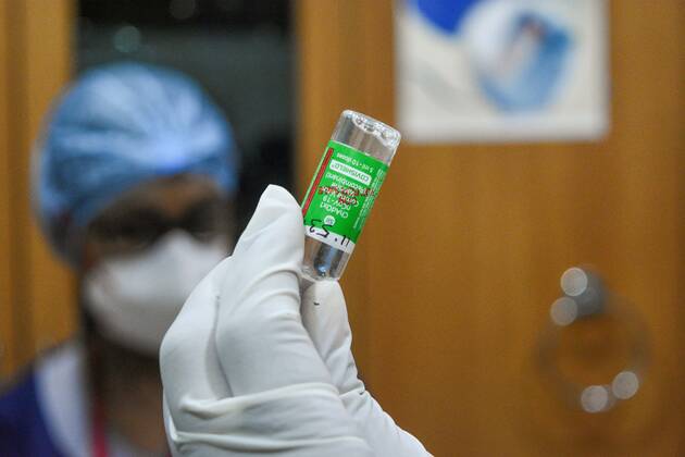 January 18, 2021, Kolkata, West Bengal, India: A health worker preparing a dose of COVISHIELD for vaccination.India started the world s largest COVID-19 vaccination campaign on 16th of January 2021. Today marked the second day of the drive.As of now COVISHIELD and COVAXIN are the two authorised vaccine that is approved by the governemtn for emergency use. With this , the authorities targets to inoculate 300 million people in the first phase of the drive. Kolkata India - ZUMAc211 20210118_zip_c211_011 Copyright: xDebarchanxChatterjeex