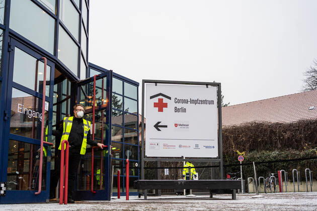 18.01.2021,Berlin,Deutschland,GER,Messe Berlin, Halle 21.Heute beginnt das Impfen gegen Corona auf dem Messegelände am Funkturm. Bis zu 3.800 Menschen können hier täglich bei voller Auslastung geimpft werden.