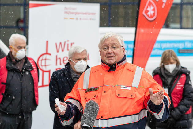 News Bilder des Tages 18.01.2021,Berlin,Deutschland,GER,Messe Berlin, Halle 21.Heute beginnt das Impfen gegen Corona auf dem Messegelände am Funkturm. Bis zu 3.800 Menschen können hier täglich bei voller Auslastung geimpft werden.Taxen sind vor Ort.Dr. Jörg Freiherr Frank von Fürstenwerth, Diözesanleiter Malteser Hilfsdienst Berlin