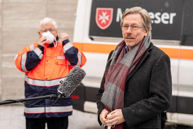18.01.2021,Berlin,Deutschland,GER,Messe Berlin, Halle 21.Heute beginnt das Impfen gegen Corona auf dem Messegelände am Funkturm. Bis zu 3.800 Menschen können hier täglich bei voller Auslastung geimpft werden.Taxen sind vor Ort.Martin Matz, Staatssekretär für Gesundheit
