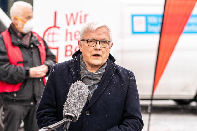 18.01.2021,Berlin,Deutschland,GER,Messe Berlin, Halle 21.Heute beginnt das Impfen gegen Corona auf dem Messegelände am Funkturm. Bis zu 3.800 Menschen können hier täglich bei voller Auslastung geimpft werden.Taxen sind vor Ort.Dr. Burkhard Ruppert, Vorstandsvorsitzender Kassenärztliche Vereinigung Berlin