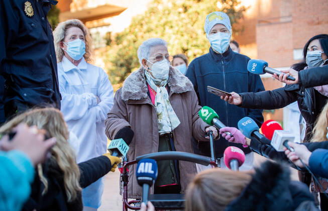 Araceli, 96, who was the first woman to be vaccinated against Covid-19 in Spain, offers statements to the media after receiving the second dose of the Pfizer-BioNTech vaccine, at the Los Olmos nursing home in Guadalajara, Castilla La-Mancha, Spain, on January 18, 2021 18 JANUARY 2021;CORONAVIRUS VACCINATION;SECOND DOSE RAFAEL MARTÃN LagenciaEP 01 18 2021 Guadalajara (Castilla-La Mancha) Guadalajara (Castilla-La Mancha) Spain Copyright: xRAFAELxMARTÃNx 3521907