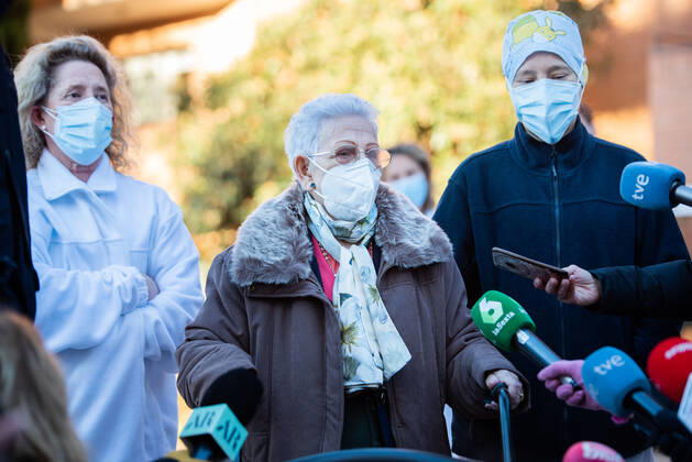 Araceli, 96, who was the first woman to be vaccinated against Covid-19 in Spain, offers statements to the media after receiving the second dose of the Pfizer-BioNTech vaccine, at the Los Olmos nursing home in Guadalajara, Castilla La-Mancha, Spain, on January 18, 2021 18 JANUARY 2021;CORONAVIRUS VACCINATION;SECOND DOSE RAFAEL MARTÃN LagenciaEP 01 18 2021 Guadalajara (Castilla-La Mancha) Guadalajara (Castilla-La Mancha) Spain Copyright: xRAFAELxMARTÃNx 3521908