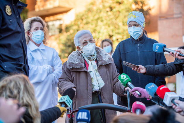 News Bilder des Tages Araceli, 96, who was the first woman to be vaccinated against Covid-19 in Spain, offers statements to the media after receiving the second dose of the Pfizer-BioNTech vaccine, at the Los Olmos nursing home in Guadalajara, Castilla La-Mancha, Spain, on January 18, 2021 18 JANUARY 2021;CORONAVIRUS VACCINATION;SECOND DOSE RAFAEL MARTÃN LagenciaEP 01 18 2021 Guadalajara (Castilla-La Mancha) Guadalajara (Castilla-La Mancha) Spain Copyright: xRAFAELxMARTÃNx 3521910