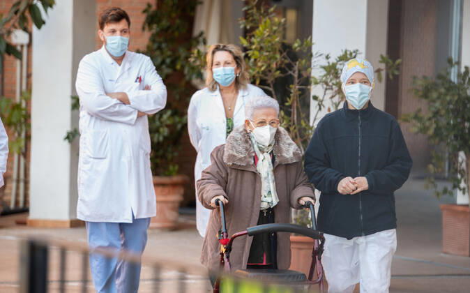Araceli and Monica, the longest-serving resident of Los Olmos nursing home and the youngest health care provider, accompanied by staff from the nursing home, after receiving their second dose of Pfizer-BioNTech vaccine, in Guadalajara, Castilla-La Mancha (Spain), on January 18, 2021. Araceli Rosario Hidalgo, an intern at Los Olmos nursing home in Guadalajara since 2013 and born in 1924, and Monica Tapias, born in 1972, an auxiliary care nurse technician (ANC) who has been working at the center for ten years, were the first two people to receive the COVID-19 vaccine in Spain and today they have received the second dose. 18 JANUARY 2021;CORONAVIRUS VACCINATION;SECOND DOSE RAFAEL MARTÃN LagenciaEP 01 18 2021 Guadalajara (Castilla-La Manch Copyright: xRAFAELxMARTÃNx 3521918