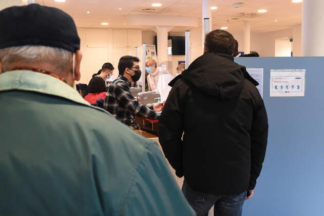 La campagne de vaccination contre le Covid-19 s accelere. Elle s ouvre a tous les Parisiens de plus de 75 ans et aux personnes presentant des pathologies graves apres avis de leur medecin traitant. Ils peuvent se faire vacciner contre le coronavirus a partir de ce lundi 18 janvier dans l un des 19 centres de vaccination a Paris. NEWS : La vaccination des plus de 75 ans debute ce lundi - Paris - 18 01 2021 LionelUrman Panoramic 