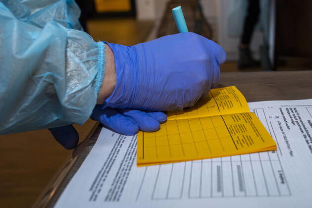 Corona-Schutzimpfung in einem Seniorenheim Ein Arzt notiert in dem amtlichen Impfausweis die Nummer der Charge mit dem Impfstoff. In einem Seniorenheim werden die Bewohner gegen eine Infektion mit dem Coronavirus geimpft. Für den Aufbau des Impfschutzes sind mit dem mRNA-Impfstoff von BioNTech zwei Impfungen im Abstand von 21 Tagen notwendig. Rietberg Nordrhein-Westfalen Deutschland Copyright: xInderlied Kirchner-Mediax